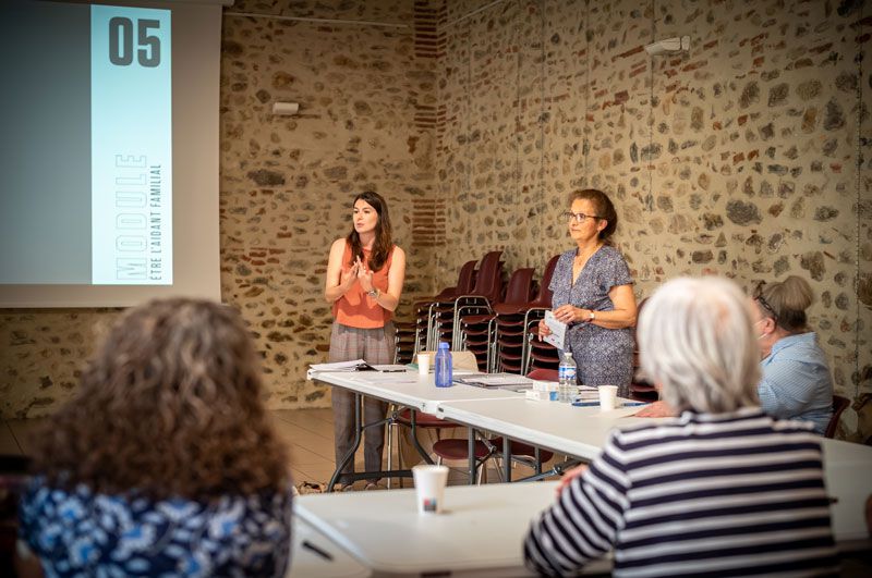 Des aidants familiaux en formation France Alzheimer