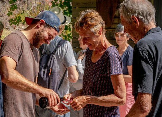 Moment convivial entre aidants familiaux au restaurant