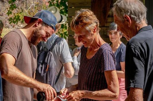 Moment convivial entre aidants familiaux au restaurant