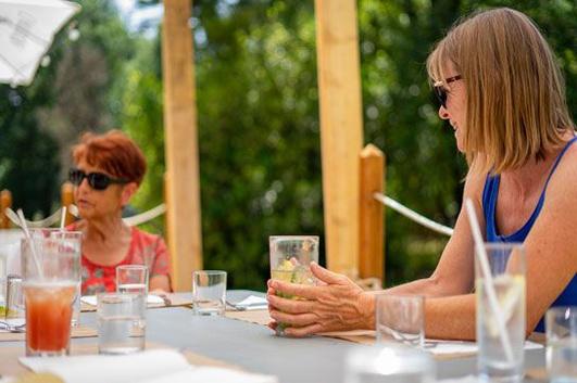 Aidants familiaux qui échangent autour d'un café