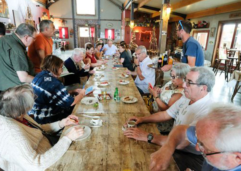 Moment convivial entre aidants familiaux au restaurant